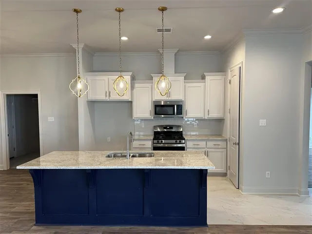 $279,999 | 3045 Southern Trace Dr Lake, Lake Charles, LA 70607