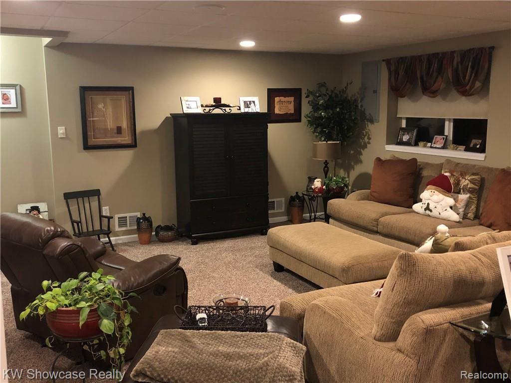 803 Chelsea Ridge Court Howell, MI 48843 - Photo 22 of 29 IMG_2134.jpeg