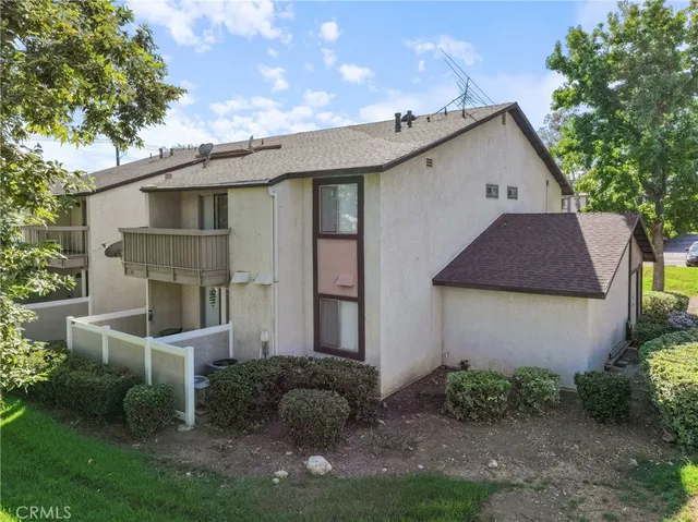 a front view of house with backyard and green space