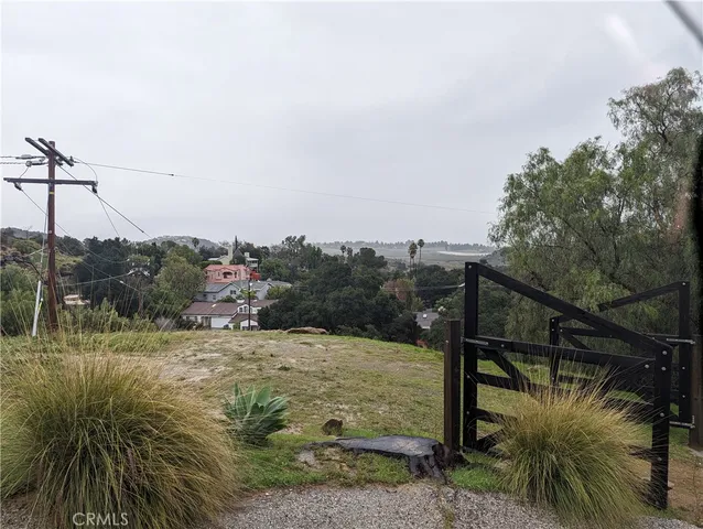 a view of a backyard