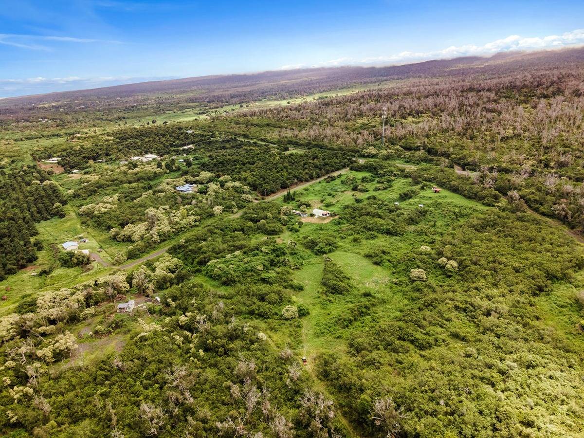 89-857 Hawaiʻi Belt Road Captain Cook, HI 96704 - Photo 13 of 30 a view of a city and an ocean