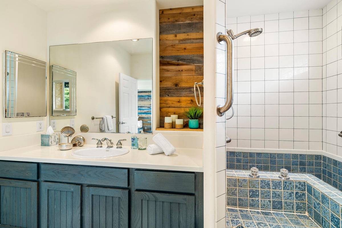 89-857 Hawaiʻi Belt Road Captain Cook, HI 96704 - Photo 17 of 30 a bathroom with a sink and a mirror