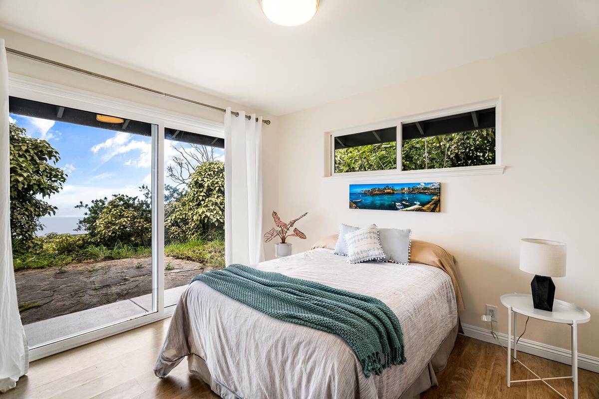 89-857 Hawaiʻi Belt Road Captain Cook, HI 96704 - Photo 19 of 30 a bedroom with a bed and a window