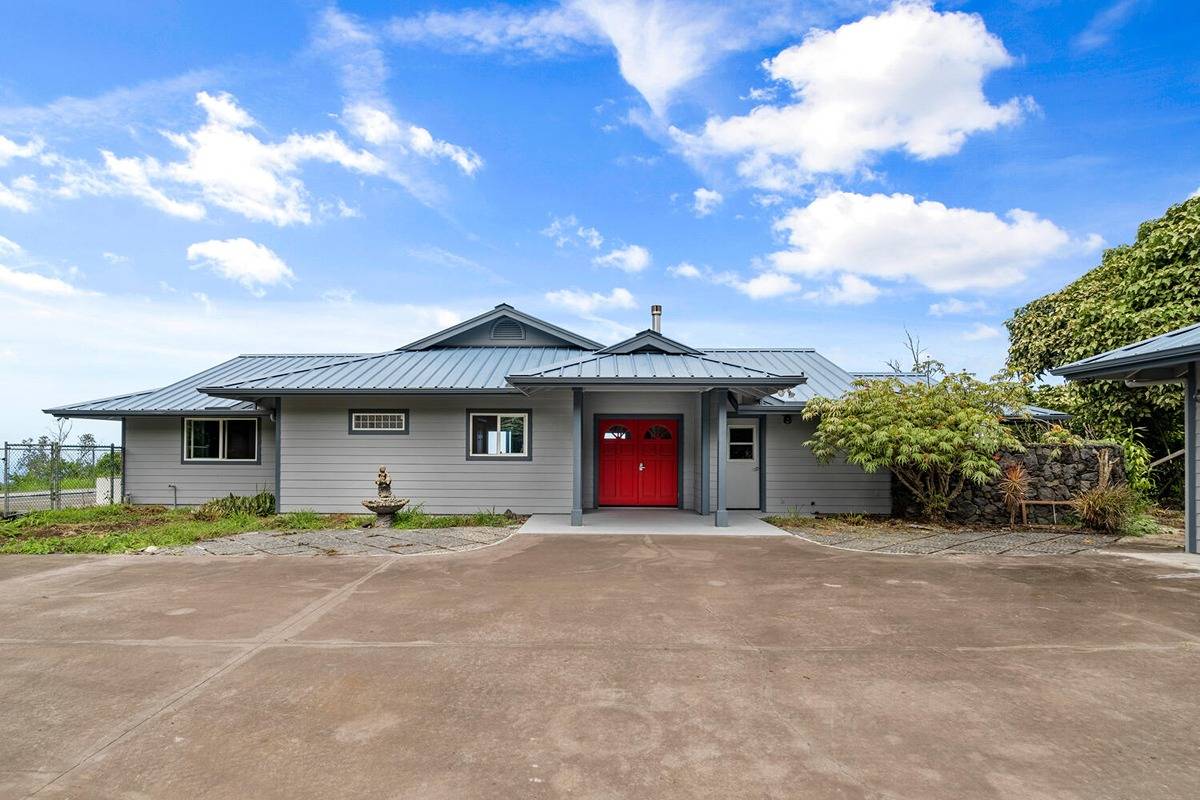 89-857 Hawaiʻi Belt Road Captain Cook, HI 96704 - Photo 22 of 30 a front view of a house with yard