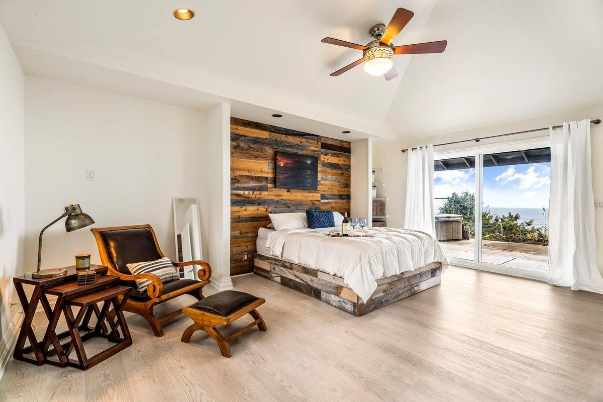 89-857 Hawaiʻi Belt Road Captain Cook, HI 96704 - Photo 24 of 30 a bedroom with bed window and couch