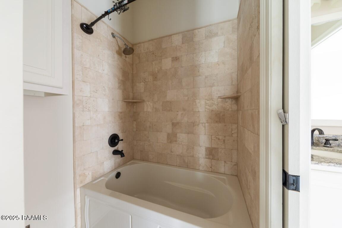 207 Edgehill Circle Lafayette, LA 70508 - Photo 24 of 30 Bathroom 2