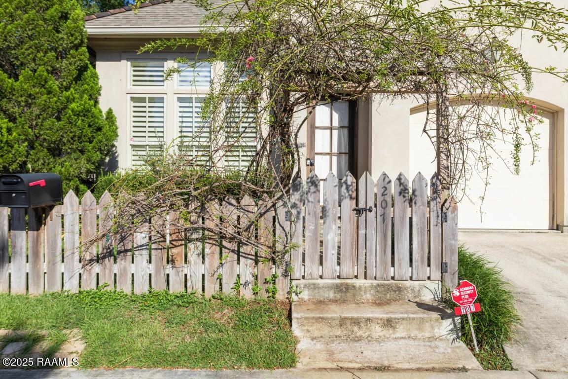 207 Edgehill Circle Lafayette, LA 70508 - Photo 3 of 30 Front Entrace Gate