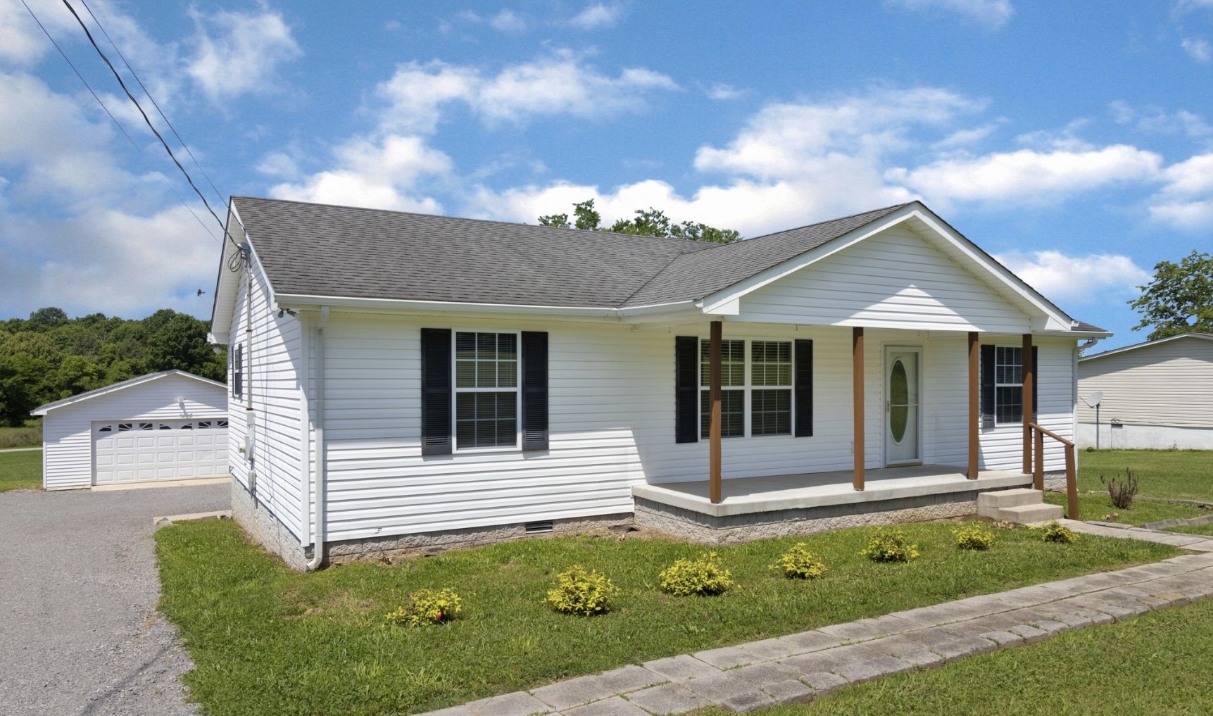 194 Opossum Hollow Road Watertown, TN 37184 - Photo 3 of 7 a front view of a house with garden