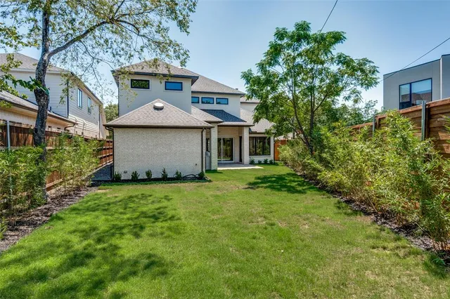 a view of a house with yard and porch
