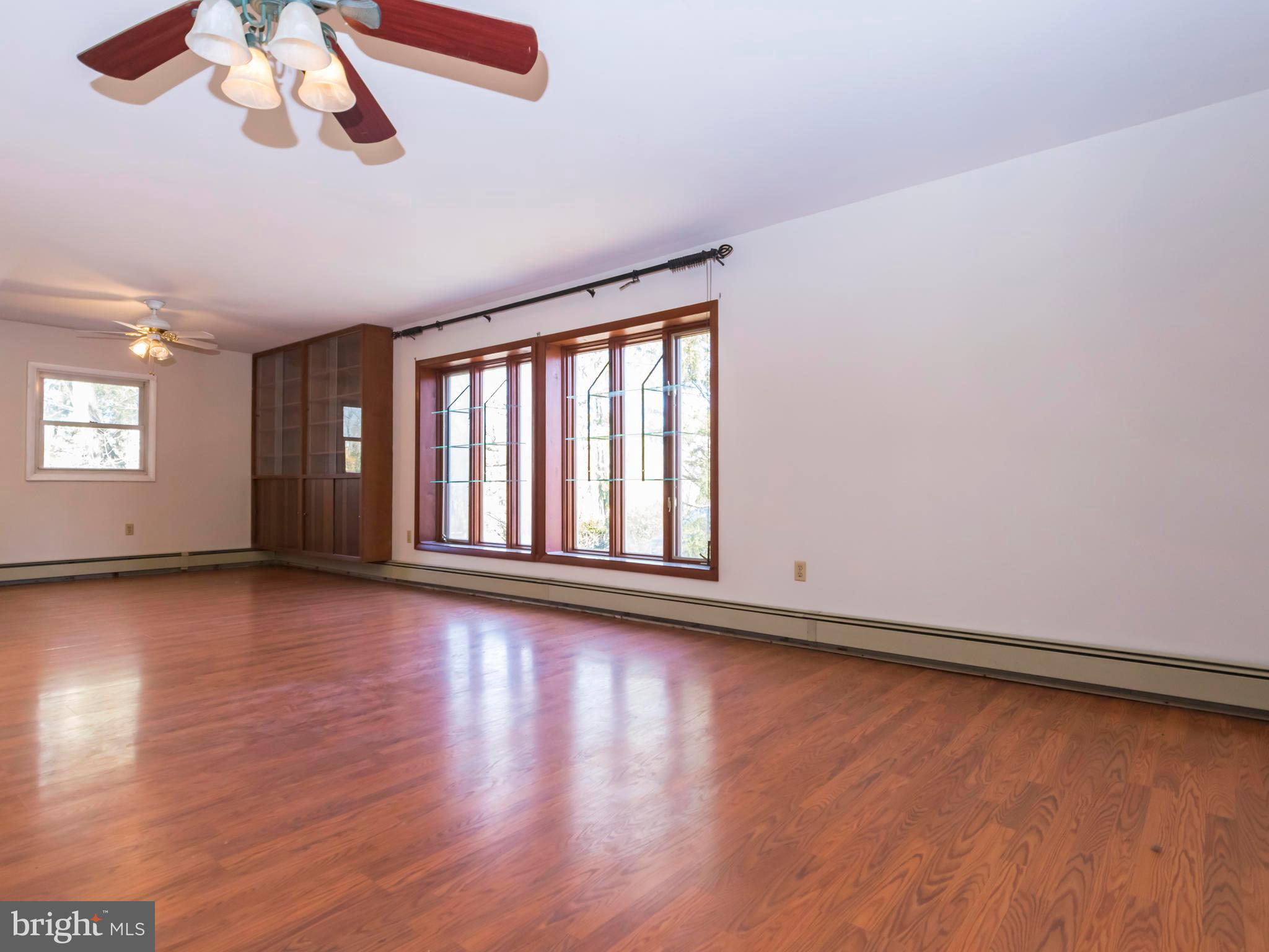 3050 Wonziegler Road Pennsburg, PA 18073 - Photo 9 of 31 Living room
