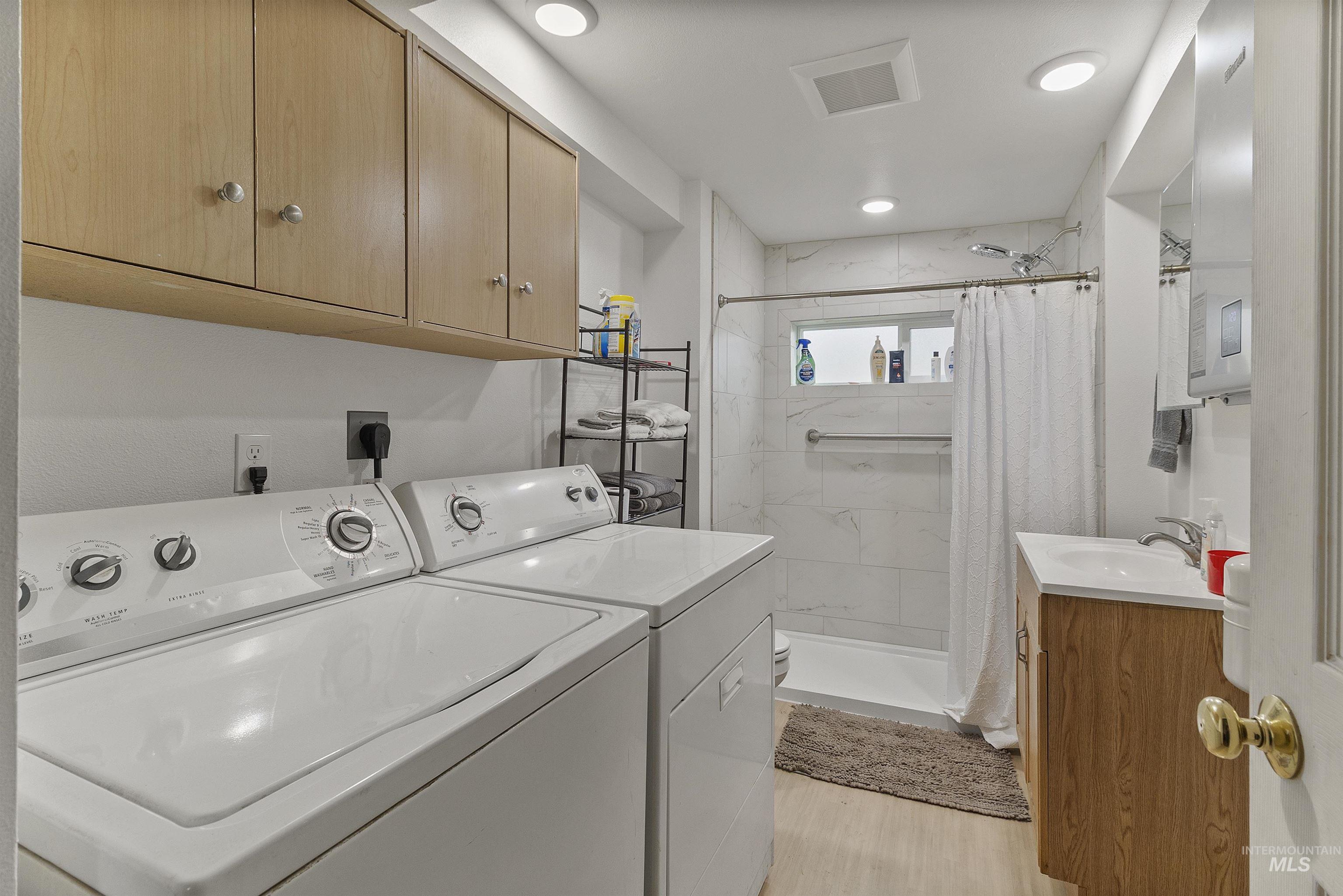 721 9th Street Clarkston, WA 99403 - Photo 22 of 39 Laundry area with washing machine and dryer and light wood finished floors