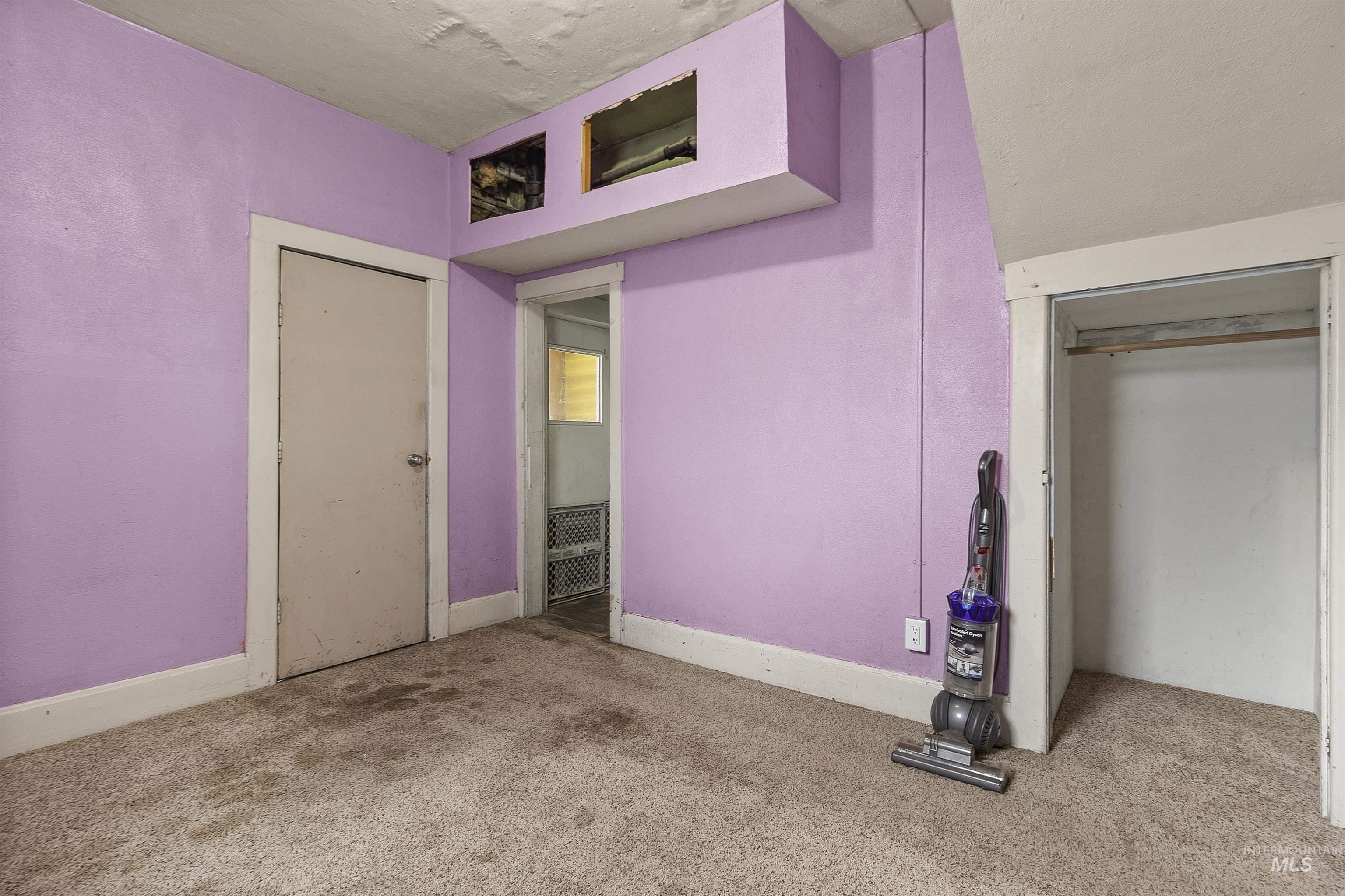 721 9th Street Clarkston, WA 99403 - Photo 29 of 39 Unfurnished bedroom featuring carpet and a closet