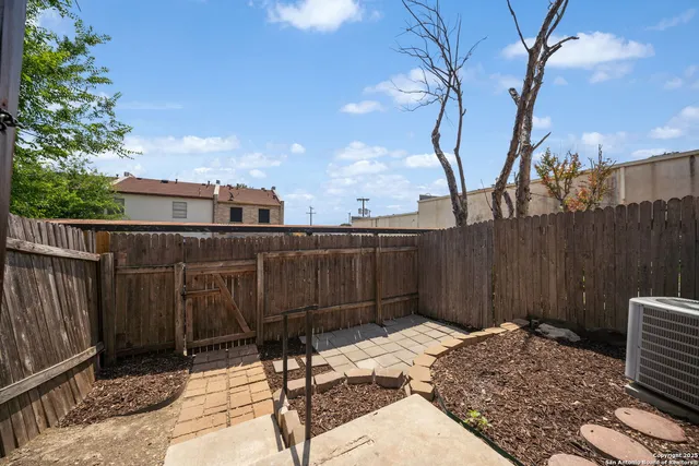 a view of a backyard