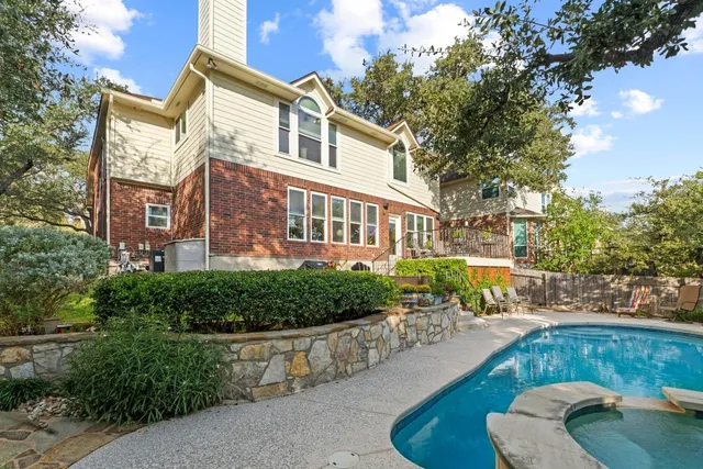 a view of a front of house with a yard