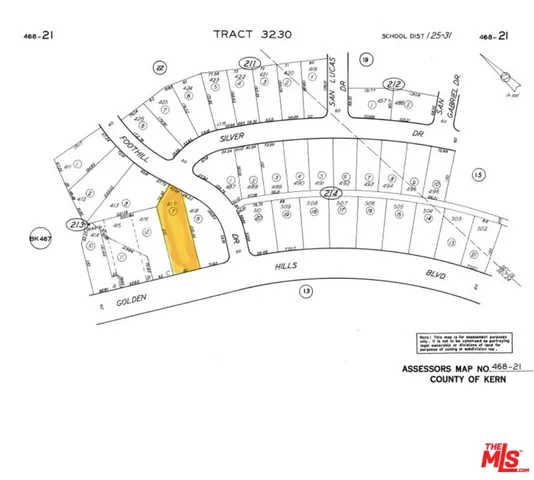 a black and white photo of a living room