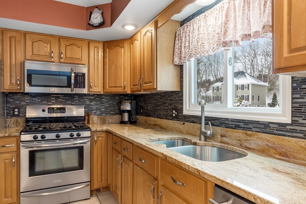 8 Ridge Road Pepperell, MA 01463 - Photo 4 of 36