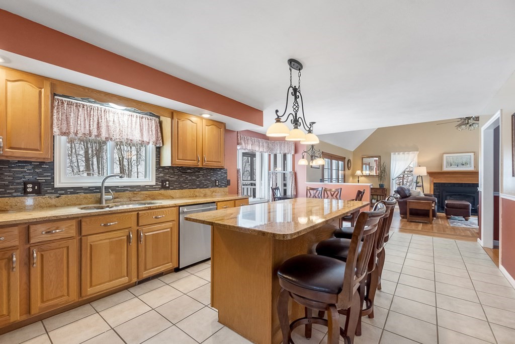 8 Ridge Road Pepperell, MA 01463 - Photo 5 of 36