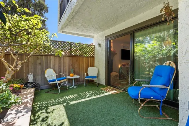 a view of yard with green space and plants