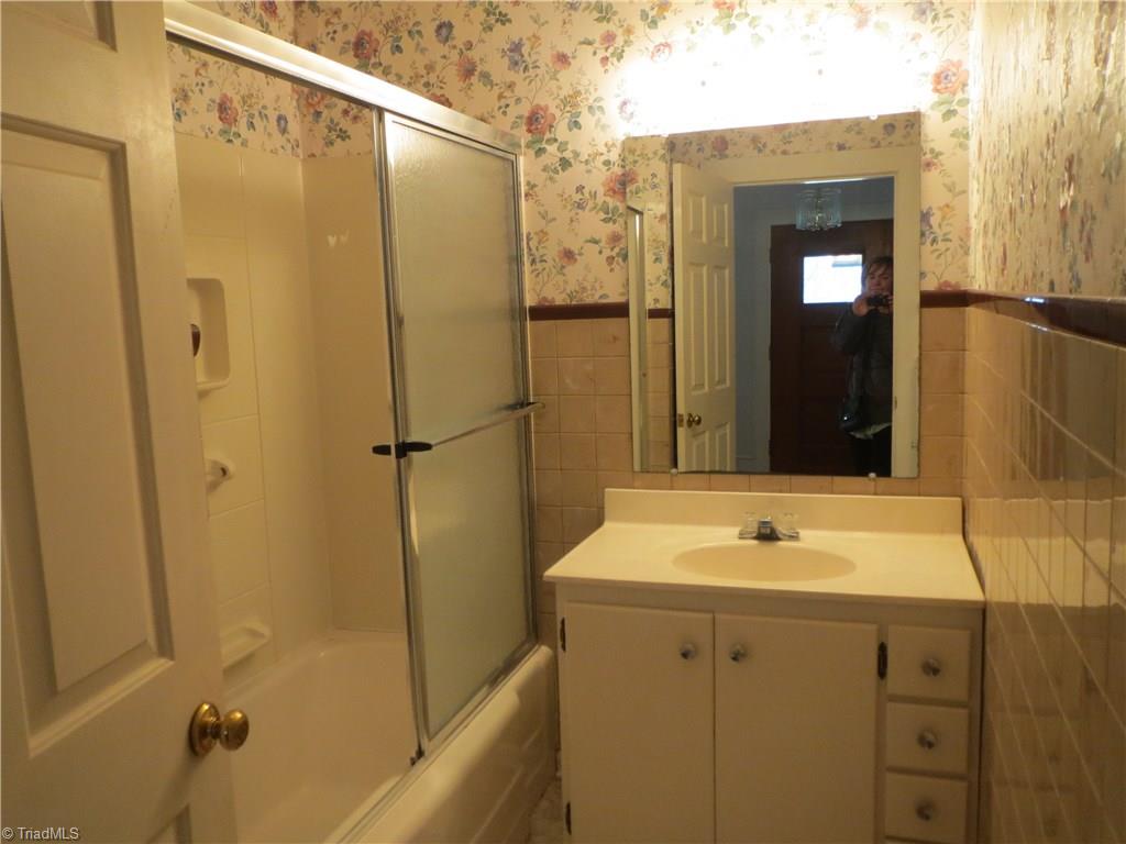 207 Ebenezer Church Road State Road, NC 28676 - Photo 7 of 30 Full bath located on main level.