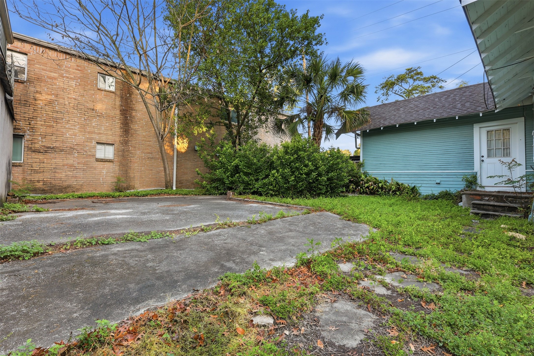 3308 Yupon Street Houston, TX 77006 - Photo 12 of 20 a pathway of a house with a yard
