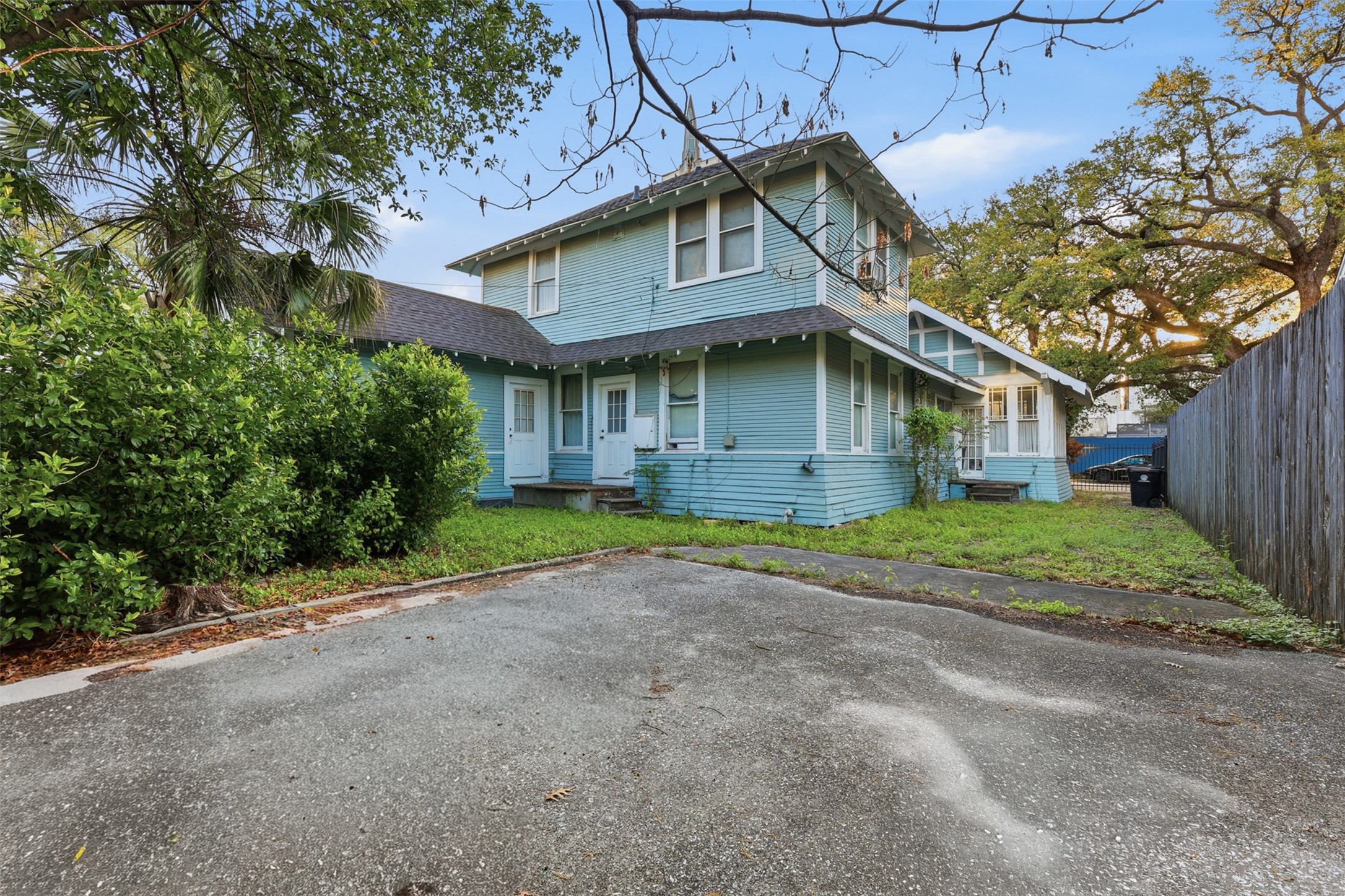 3308 Yupon Street Houston, TX 77006 - Photo 14 of 20 a front view of house with a garden