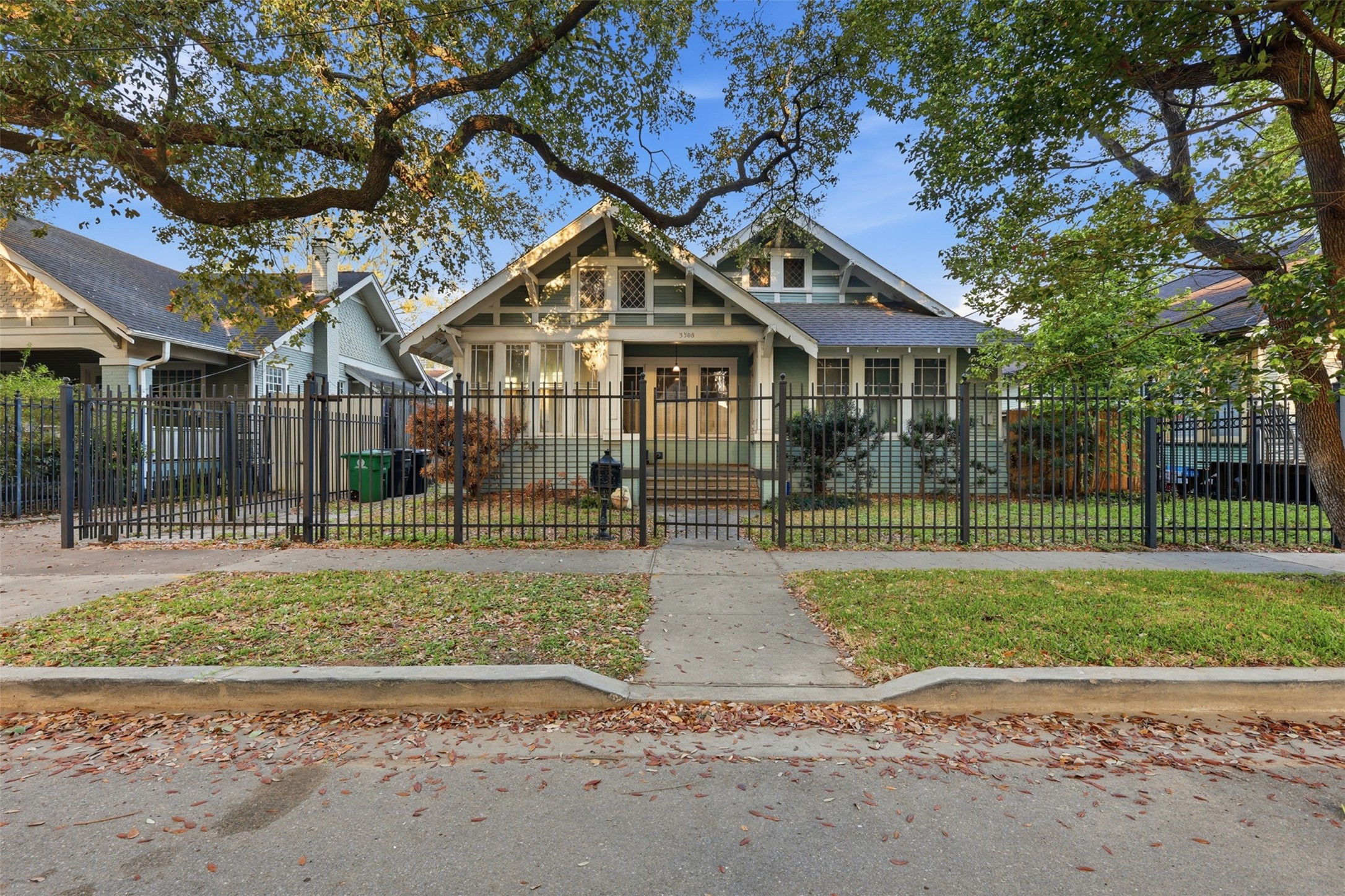 3308 Yupon Street Houston, TX 77006 - Photo 4 of 20 a front view of a house with a yard