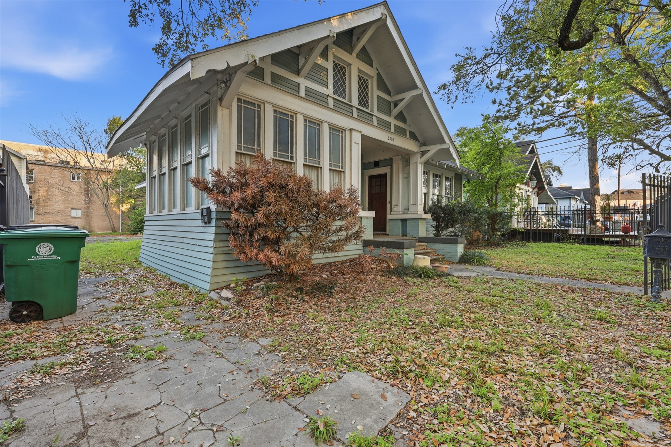 3308 Yupon Street Houston, TX 77006 - Photo 6 of 20 a view of a house with a yard