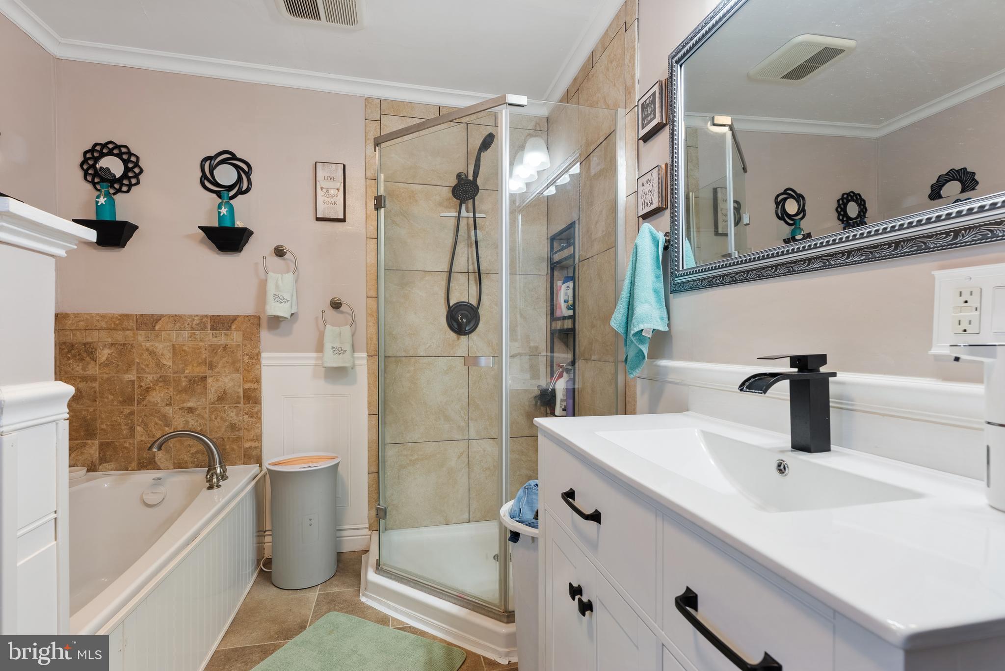 70 Del Rio Road Baltimore, MD 21222 - Photo 15 of 40 a bathroom with a tub sink and mirror