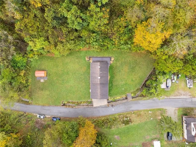a view of a back yard