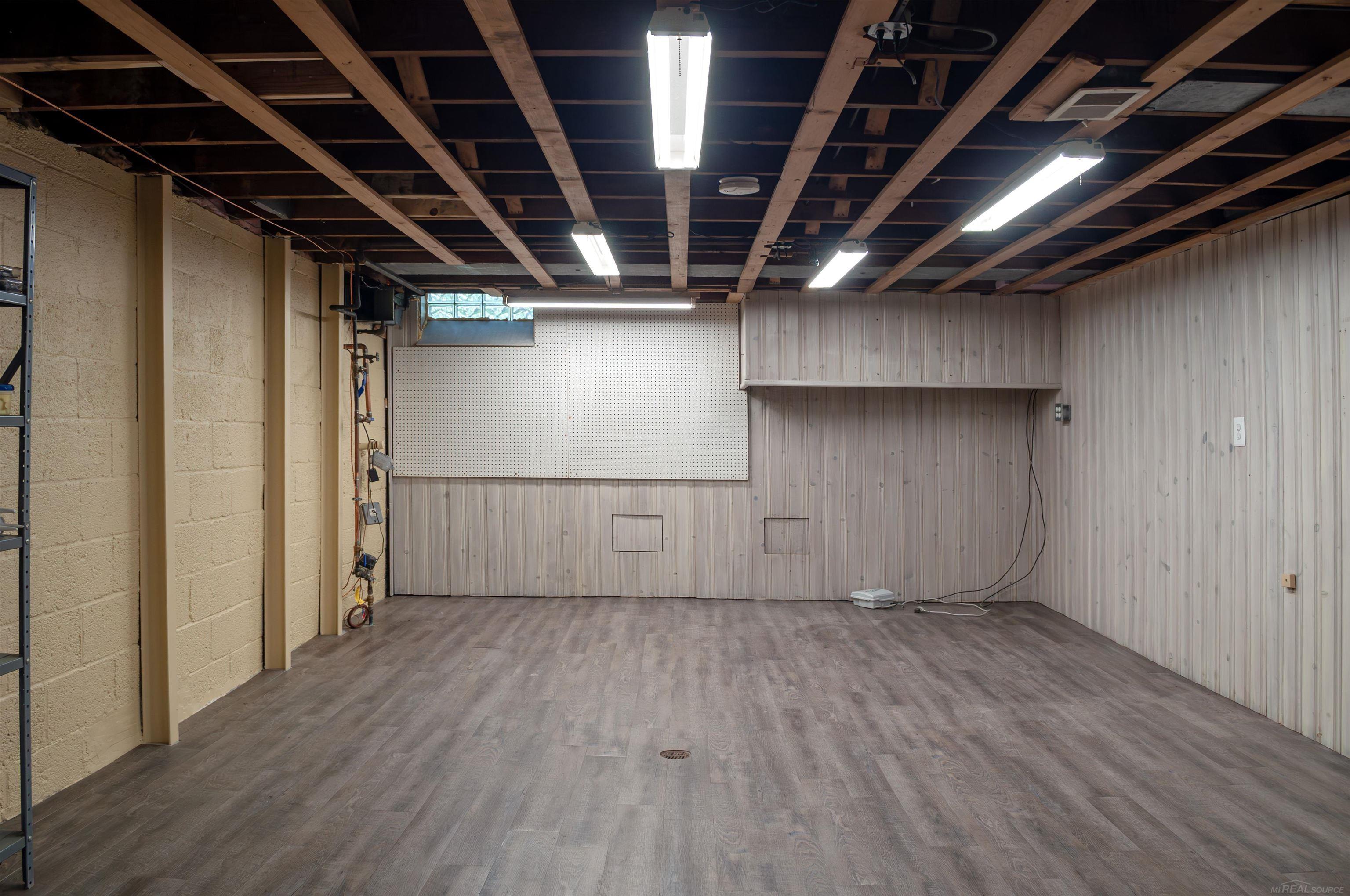 1772 Prestwick Road Grosse Pointe, MI 48236 - Photo 40 of 58 50110096-39.JPG