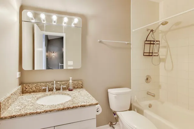 $3,900 | 2305 West Thomas Street, Unit 1, Chicago, IL 60622