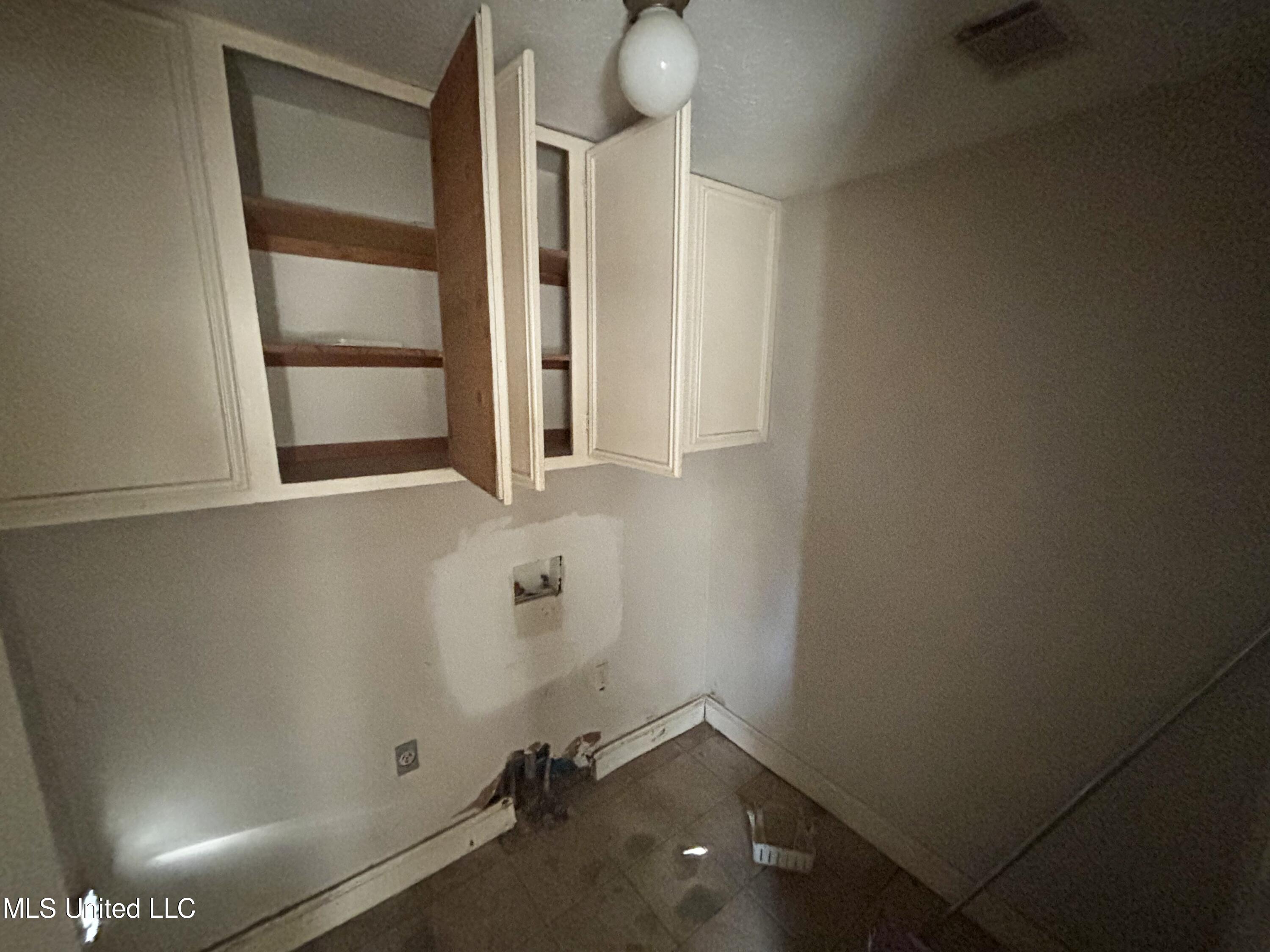 451 Third Avenue Canton, MS 39046 - Photo 7 of 12 Laundry