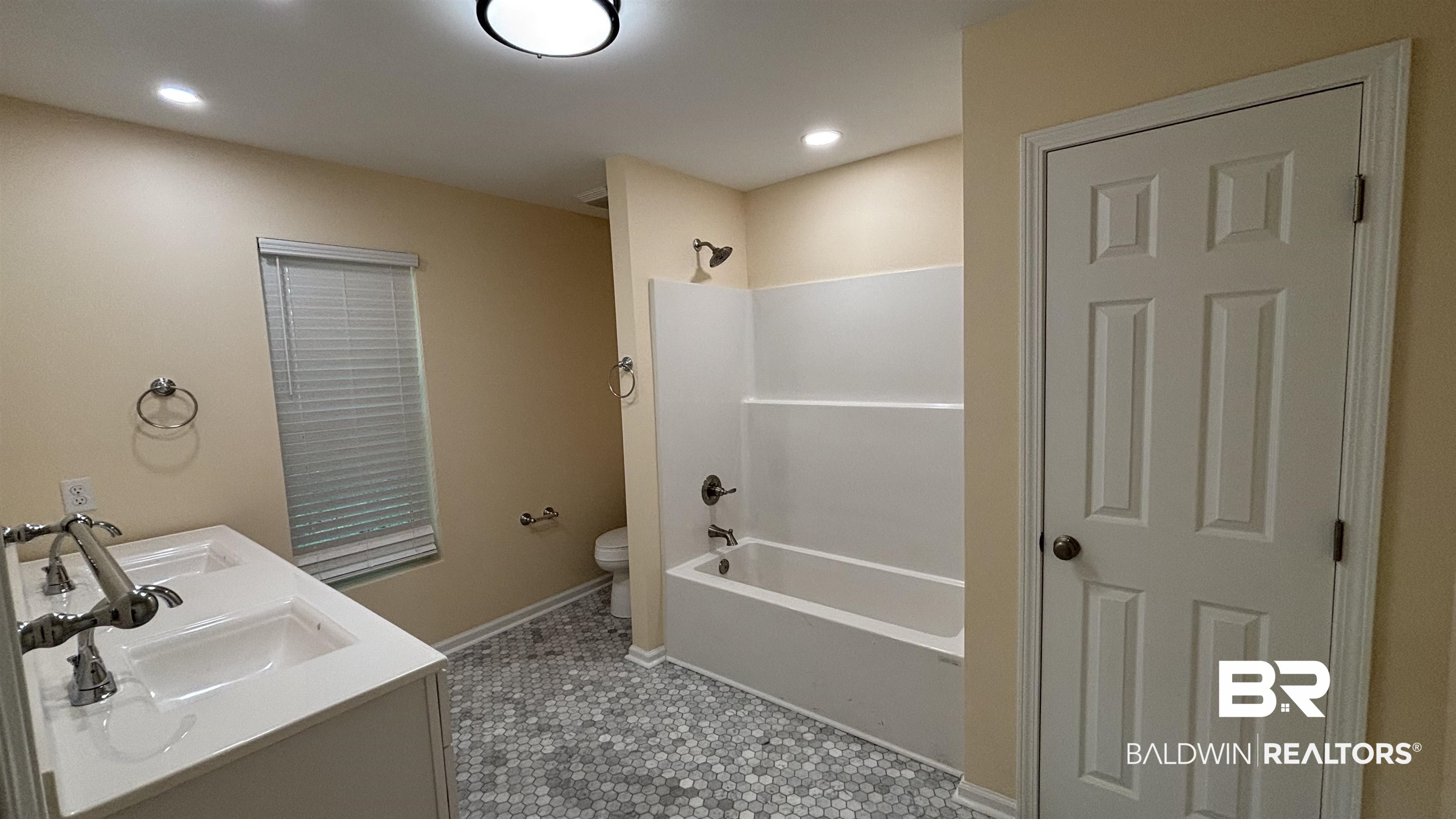 7251 Pinehill Road Daphne, AL 36526 - Photo 10 of 14 Primary Bathroom