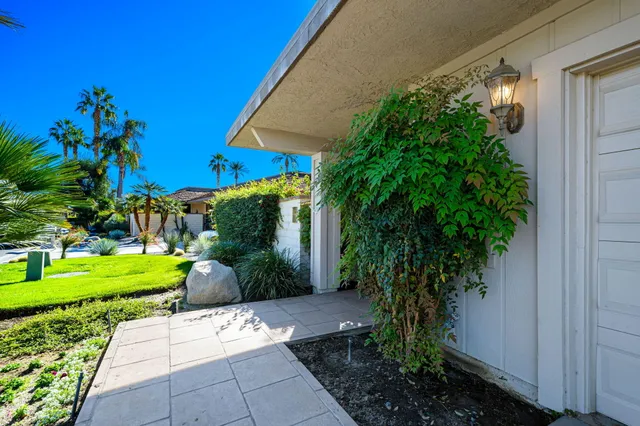 a view of a entrance front of the house