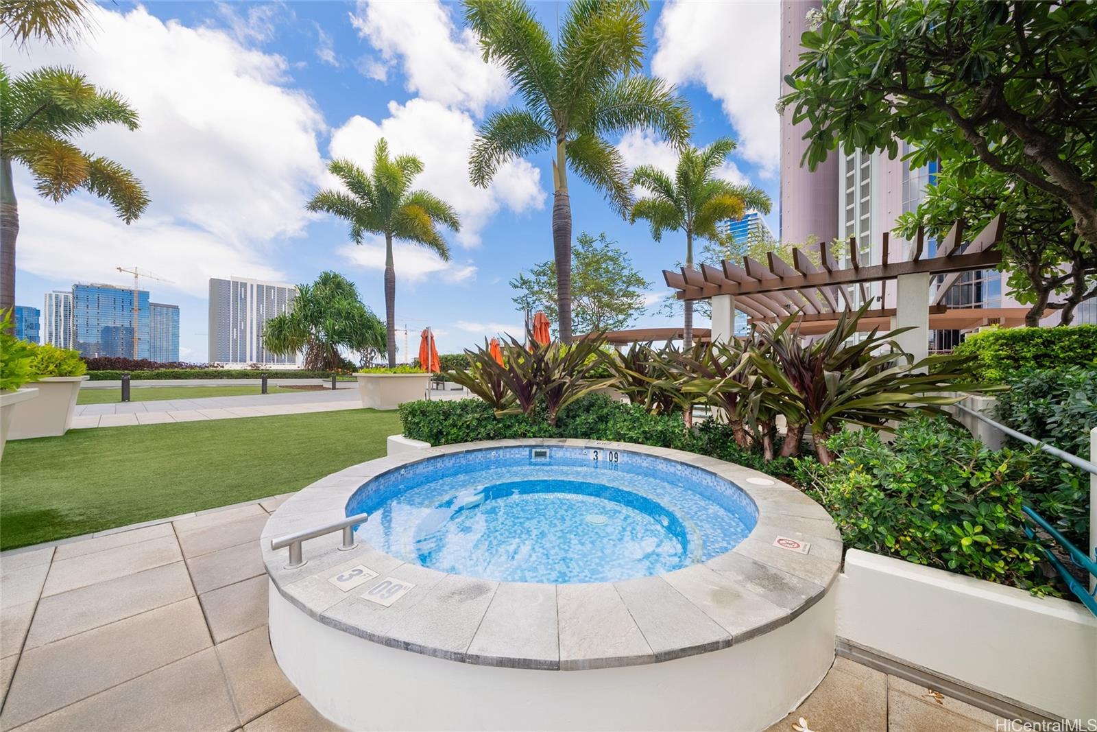 555 South Street, Unit 4202 Honolulu, HI 96813 - Photo 20 of 22 a view of a swimming pool with a porch