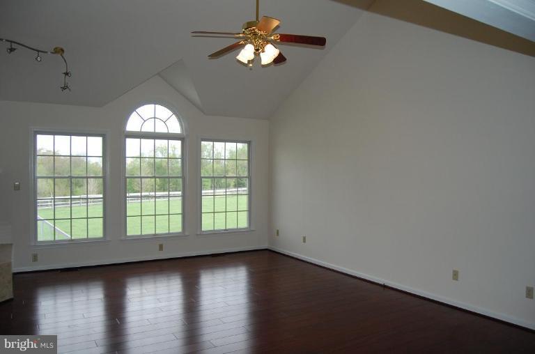 13301 Jimtown Road Thurmont, MD 21788 - Photo 23 of 30 Living Room