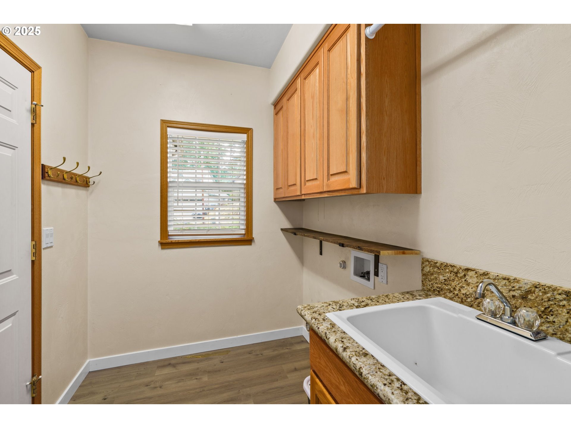 1162 South 69th Street Springfield, OR 97478 - Photo 9 of 37 a bathroom with a tub sink and mirror