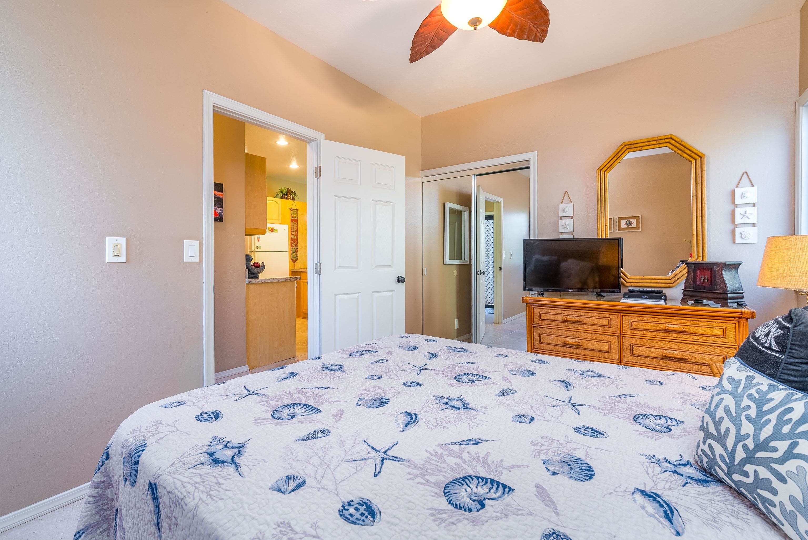 4440 Lower Honoapiilani Road, Unit 154 Lahaina, HI 96761 - Photo 23 of 32 a bedroom with a bed and a dresser