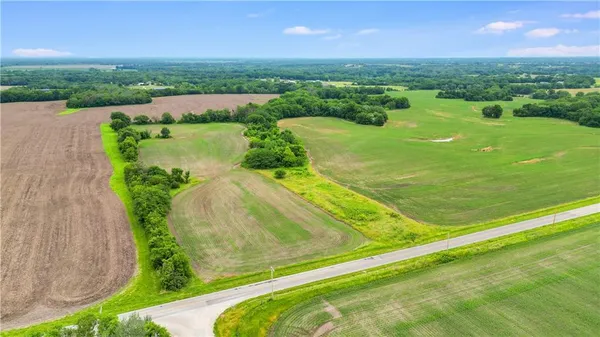 $240,600 | 3 East State Route 2 Highway, Garden City, MO 64747
