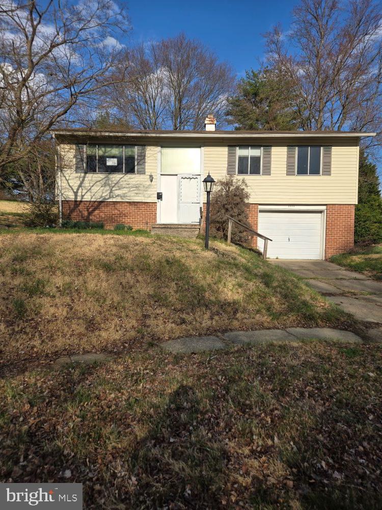 a view of a house with backyard