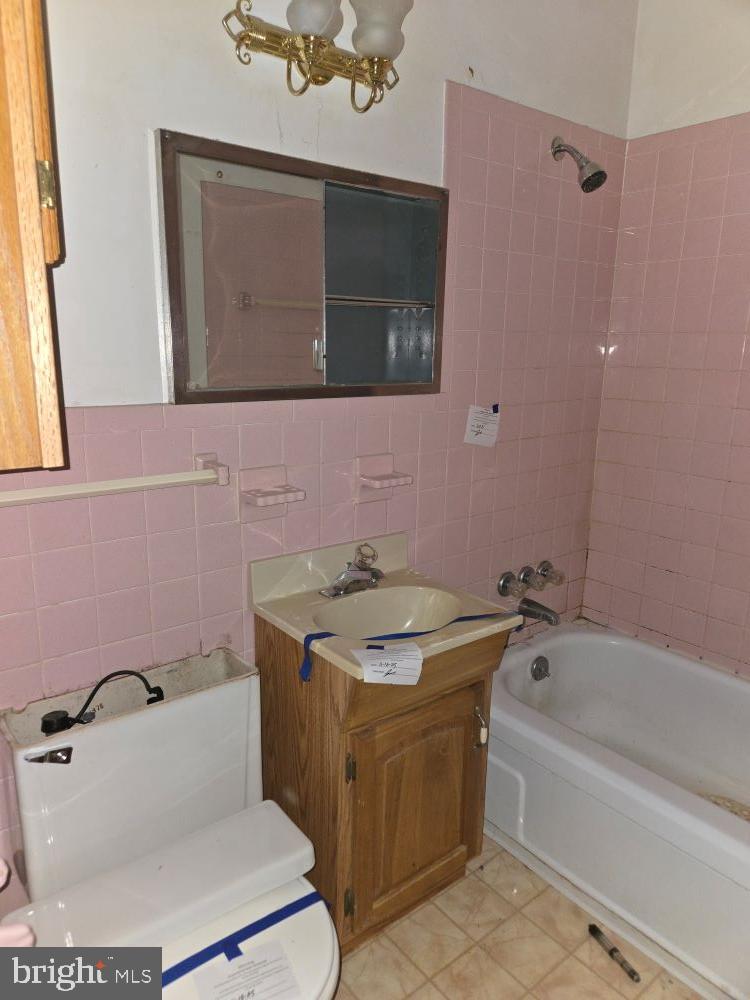 2034 Cherry Court Edgewood, MD 21040 - Photo 16 of 38 a bathroom with a tub sink and mirror