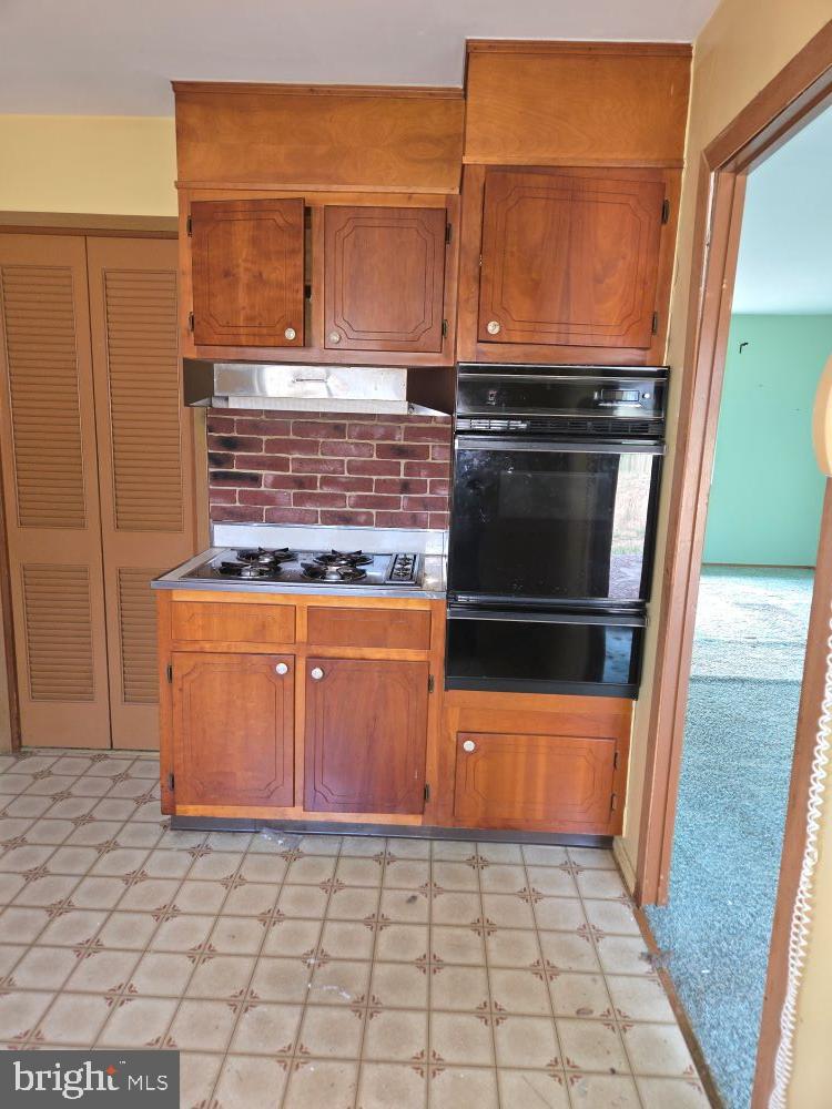 2034 Cherry Court Edgewood, MD 21040 - Photo 10 of 38 a stove top oven sitting inside of a kitchen