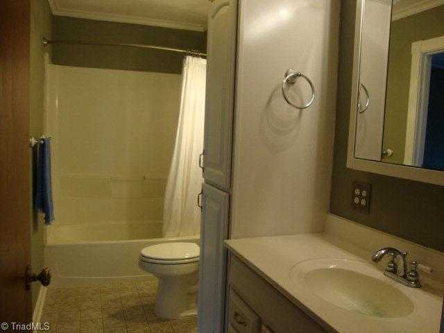 220 Thunder Road Boomer, NC 28606 - Photo 13 of 28 Bathroom