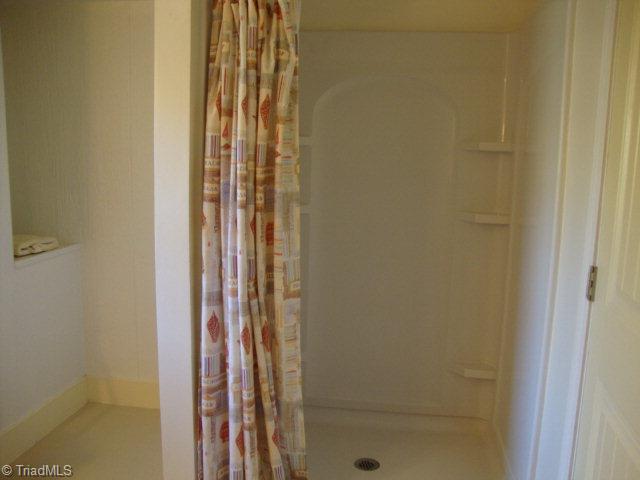 220 Thunder Road Boomer, NC 28606 - Photo 20 of 28 Apartment shower