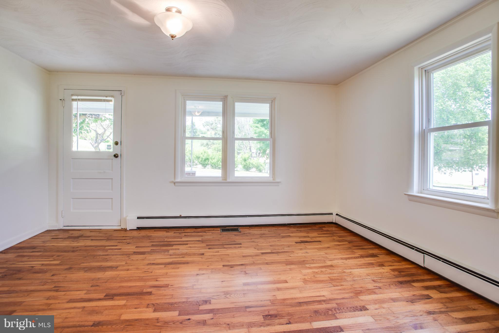 832 Turkey Knob Road Quicksburg, VA 22847 - Photo 10 of 30 Living Room