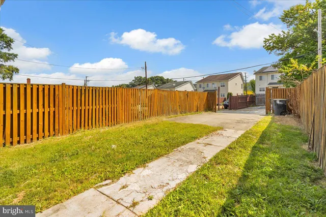 a view of a backyard