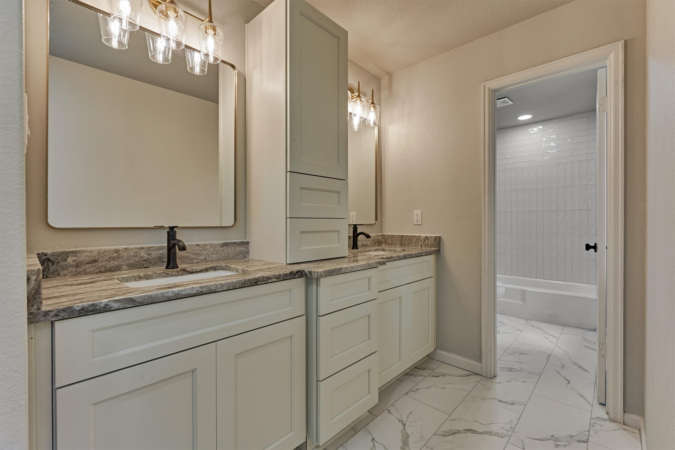6107 Jadecrest Court Spring, TX 77389 - Photo 29 of 40 ensuite bath upstairs