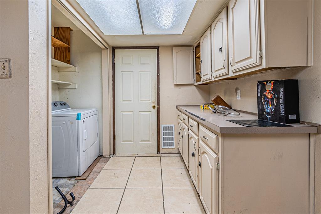 10315 Red Elm Road Dallas, TX 75243 - Photo 14 of 34 a kitchen with stainless steel appliances granite countertop a refrigerator and a stove