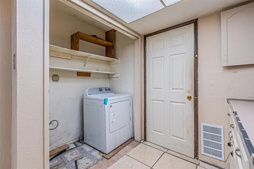 10315 Red Elm Road Dallas, TX 75243 - Photo 15 of 34 a utility room with cabinets