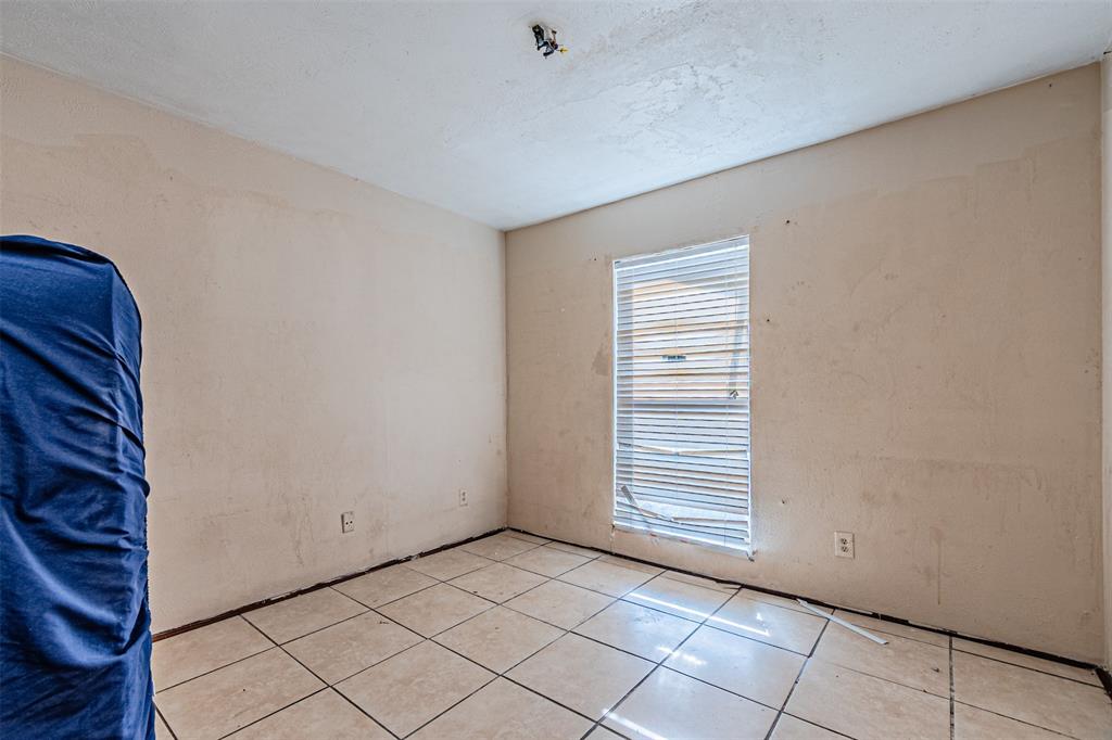 10315 Red Elm Road Dallas, TX 75243 - Photo 18 of 34 a view of an empty room with window